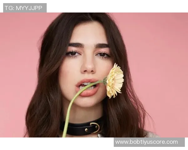 歌手杜阿利帕现场观战博卡与河床引发争议手持两队球衣合影引热议