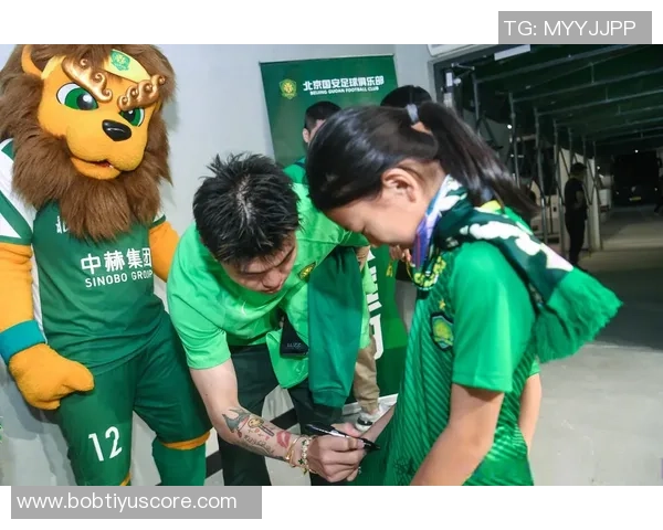 北京国安主场赛后邀请球迷家庭与队员亲密合影共度美好时光