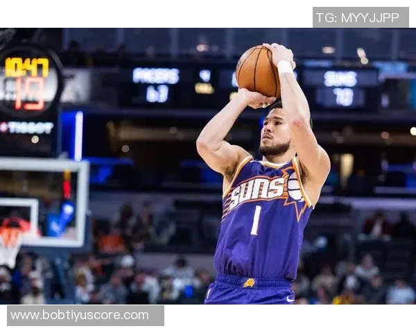 布克半场表现稳定9投5中砍下12分2篮板3助攻助力球队争胜 布克半场表现稳定9投5中砍下12分2篮板3助攻助力球队争胜